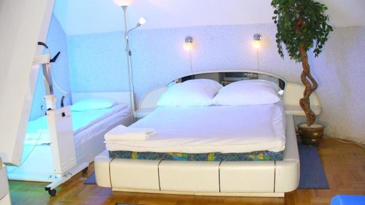 Park Hotel Myslenice Bagian luar foto