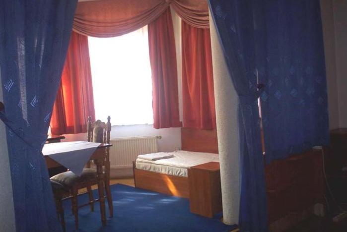 Park Hotel Myslenice Bagian luar foto
