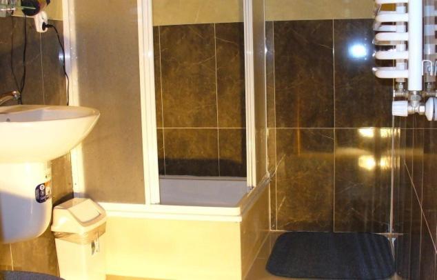 Park Hotel Myslenice Bagian luar foto